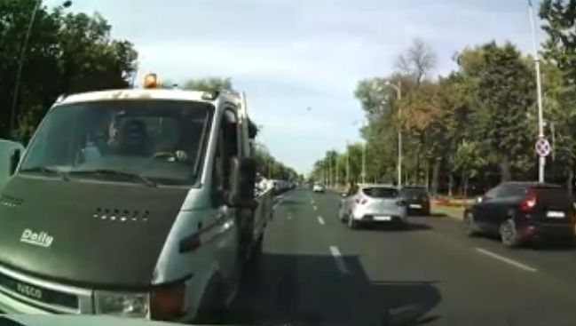 Bizonul din trafic! Pe contrasens și cu bâta în mână să bată un șofer care circula regulamentar 