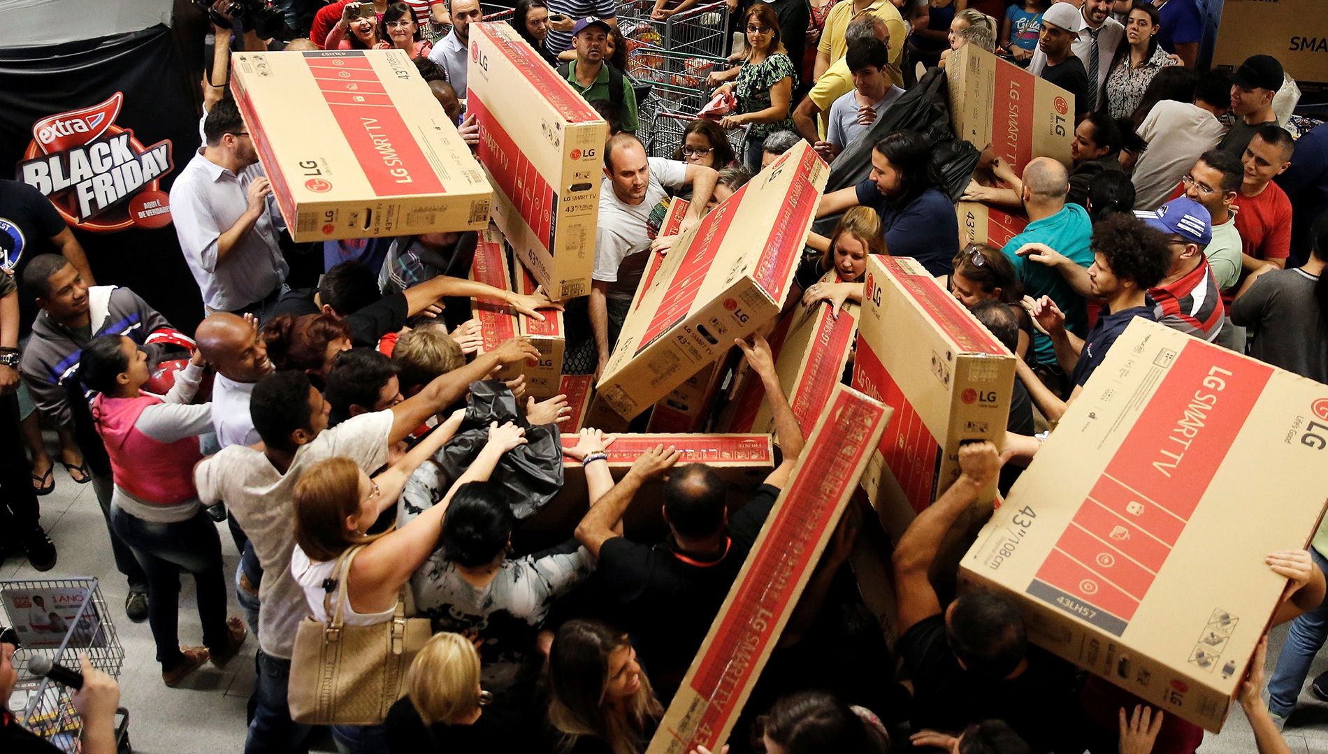 Ce să nu cumperi NICIODATĂ de Black Friday 2018. Mulţi români şi-au luat ţeapă!