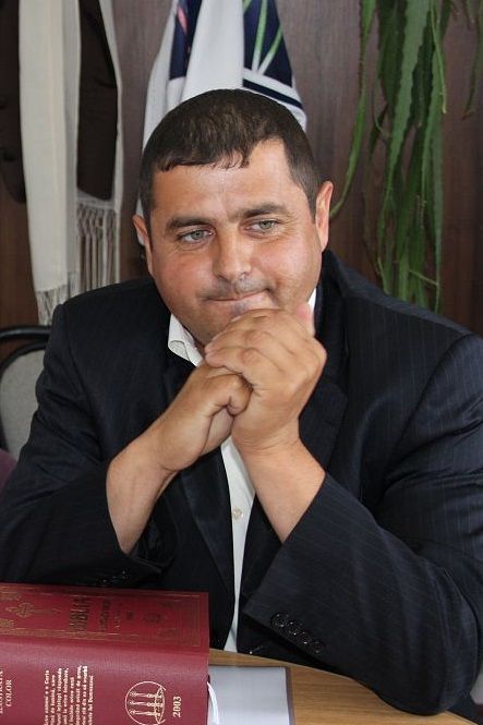 Primar reținut pentru că punea asistații social să-i taie lemne