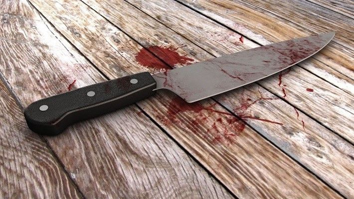 Un bărbat de 75 de ani s-a înjunghiat singur în zona inimii și i-a spus soției că a fost jefuit 
