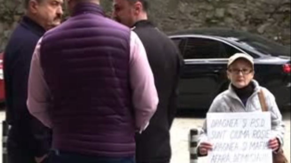 Dragnea, huiduit de protestatari, la Băile Herculane: "PSD, ciuma roşie! Hoţia! Vrem libertate"