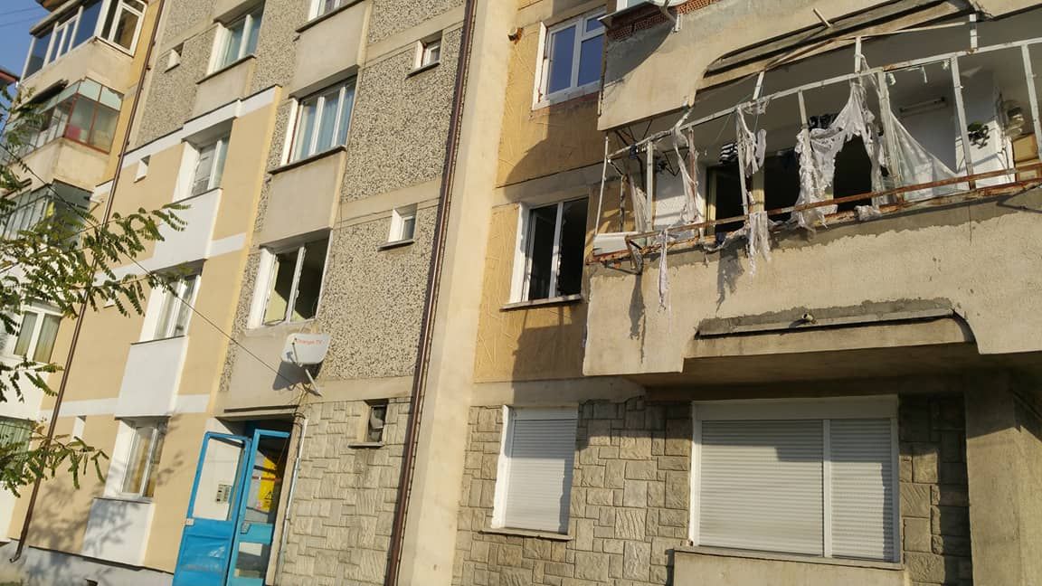 Explozie în Piatra Neamţ. O persoană a fost rănită. Are arsuri de gradul II şi III