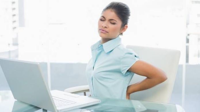 Ce se petrece în corpul tău când stai cocoșat la birou