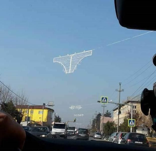 Oraș din România cu decorațiuni de Crăciun în formă de lenjerie intimă