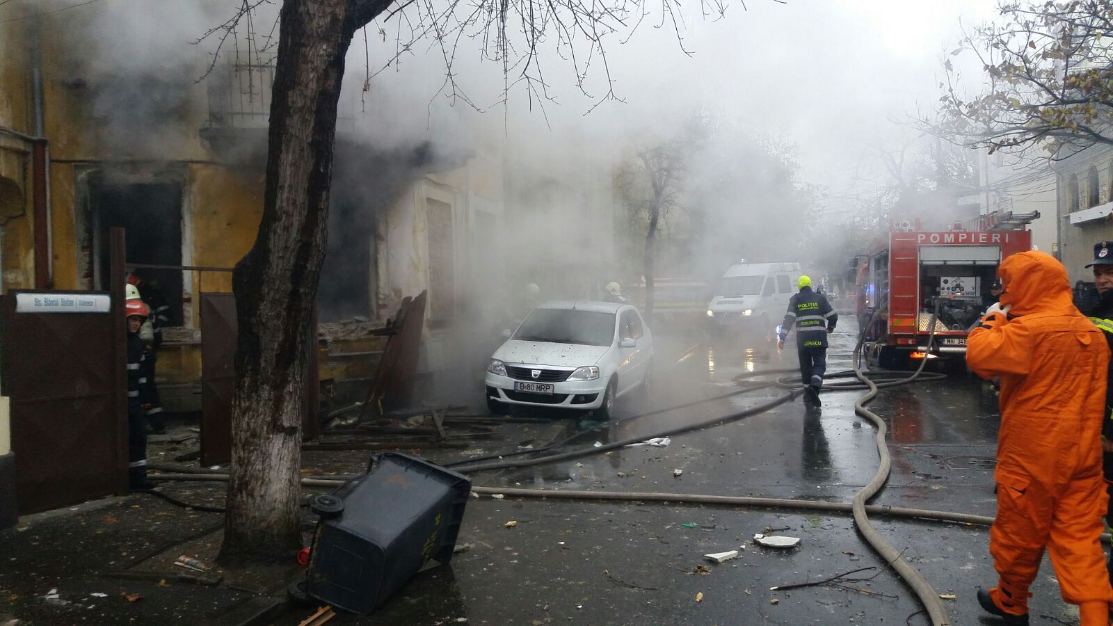 GALERIE FOTO. Explozie în Capitală. Un bărbat a ieşit în flăcări din clădire