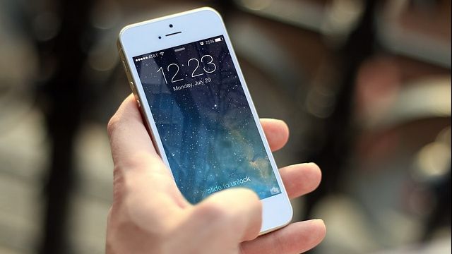 Ce se întâmplă dacă folosești gumă de șters pe ecranul telefonului mobil