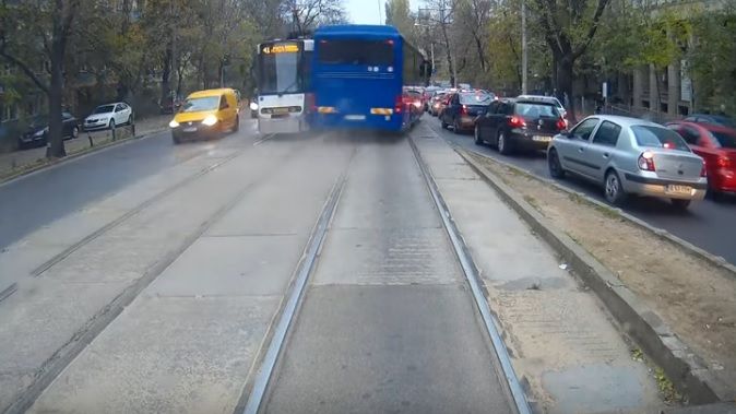 Autocar MAI, aproape de tragedie pe linia tramvaiului 41, în Bucureşti. Ce spune Jandarmeria