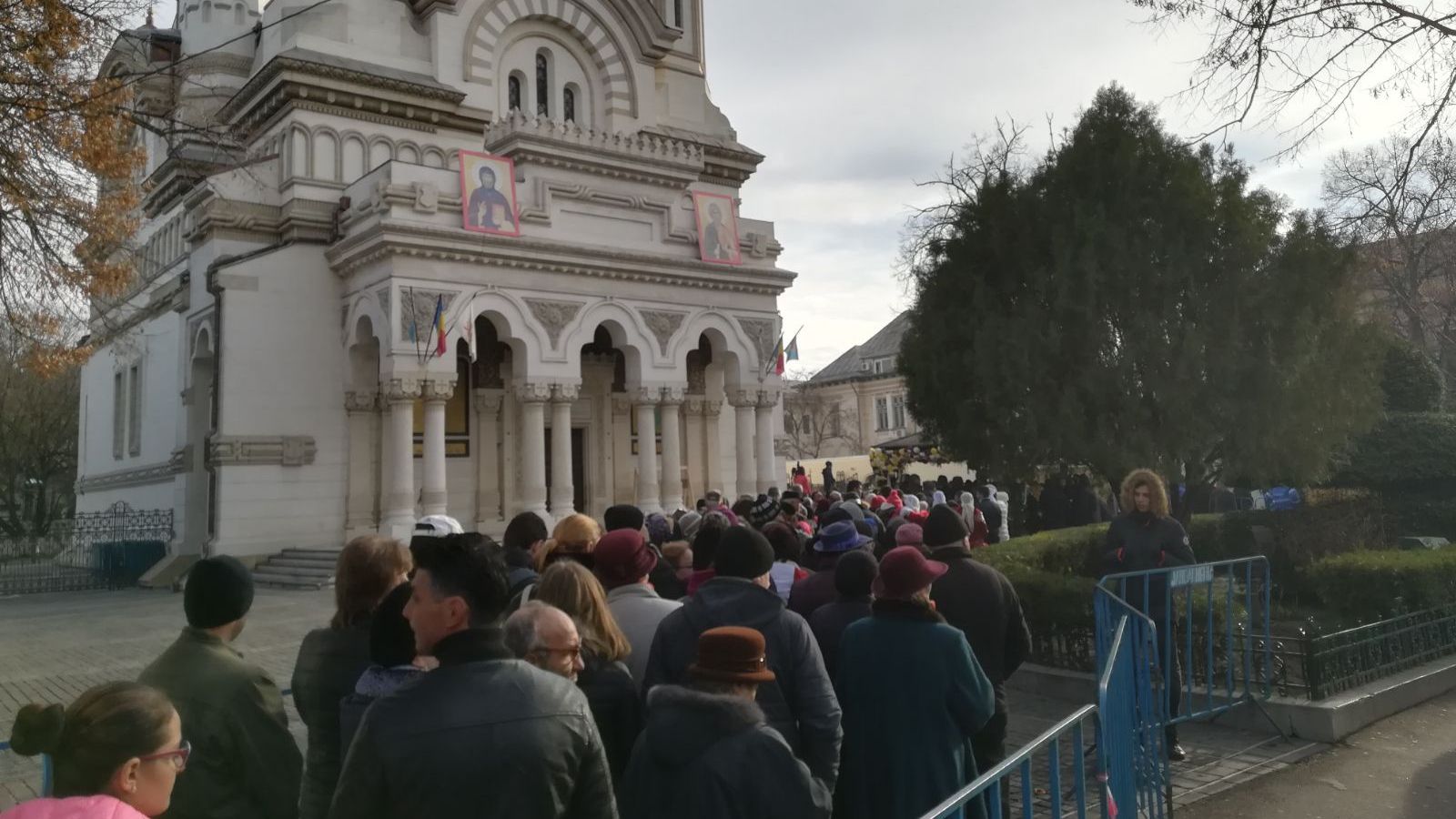 Mii de oameni s-au înghesuit la moaştele Sfântului Andrei, la Galați 