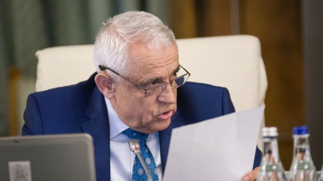 Petre Daea şi-a cumpărat o blană de oaie şi papuci din piele de miel. Cadou primit: bâtă de cioban