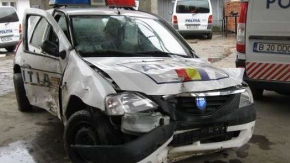 Impact frontal după ce o mașină de Poliție a intrat pe contrasens