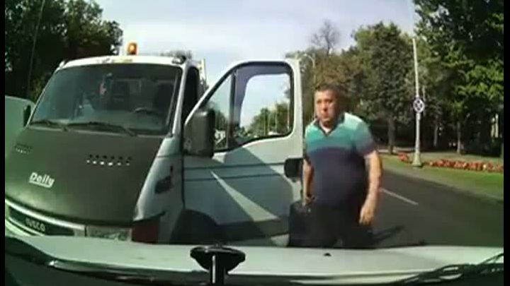 Codul Rutier, încălcat cu BÂTA. Poliţist agresiv din Bucureşti, filmat în trafic - REACŢIA poliţiei