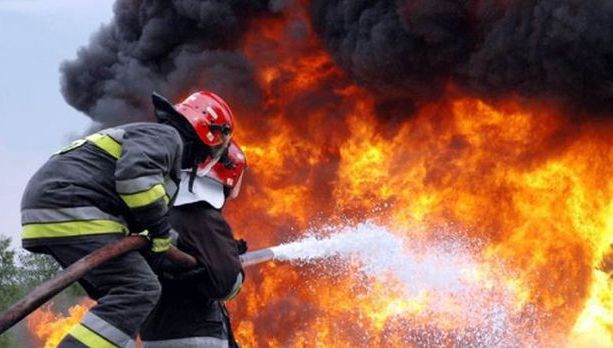Incendiu puternic la o pensiune, în Sibiu: 68 de persoane, EVACUATE