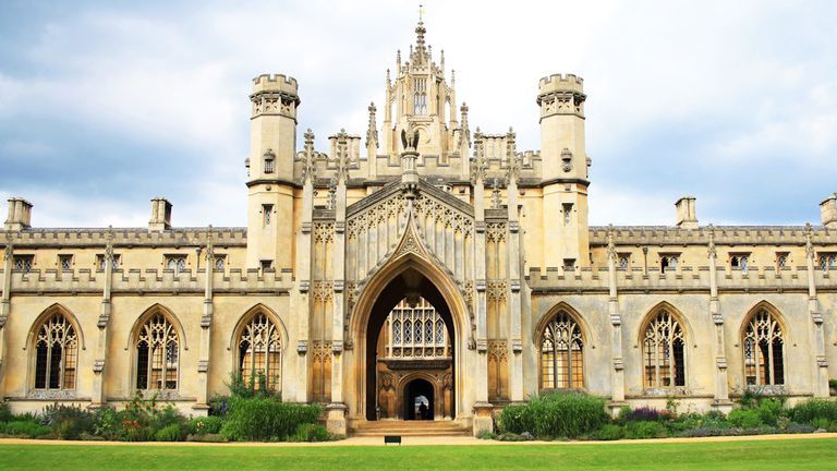 Povestea INCREDIBILĂ a unui om al străzii care a ajuns să studieze la Universitatea Cambridge