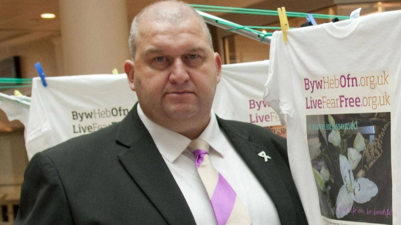 Campania #metoo face prima victimă! Un bărbat s-a sinucis, după ce a fost acuzat de hărțuire sexuală