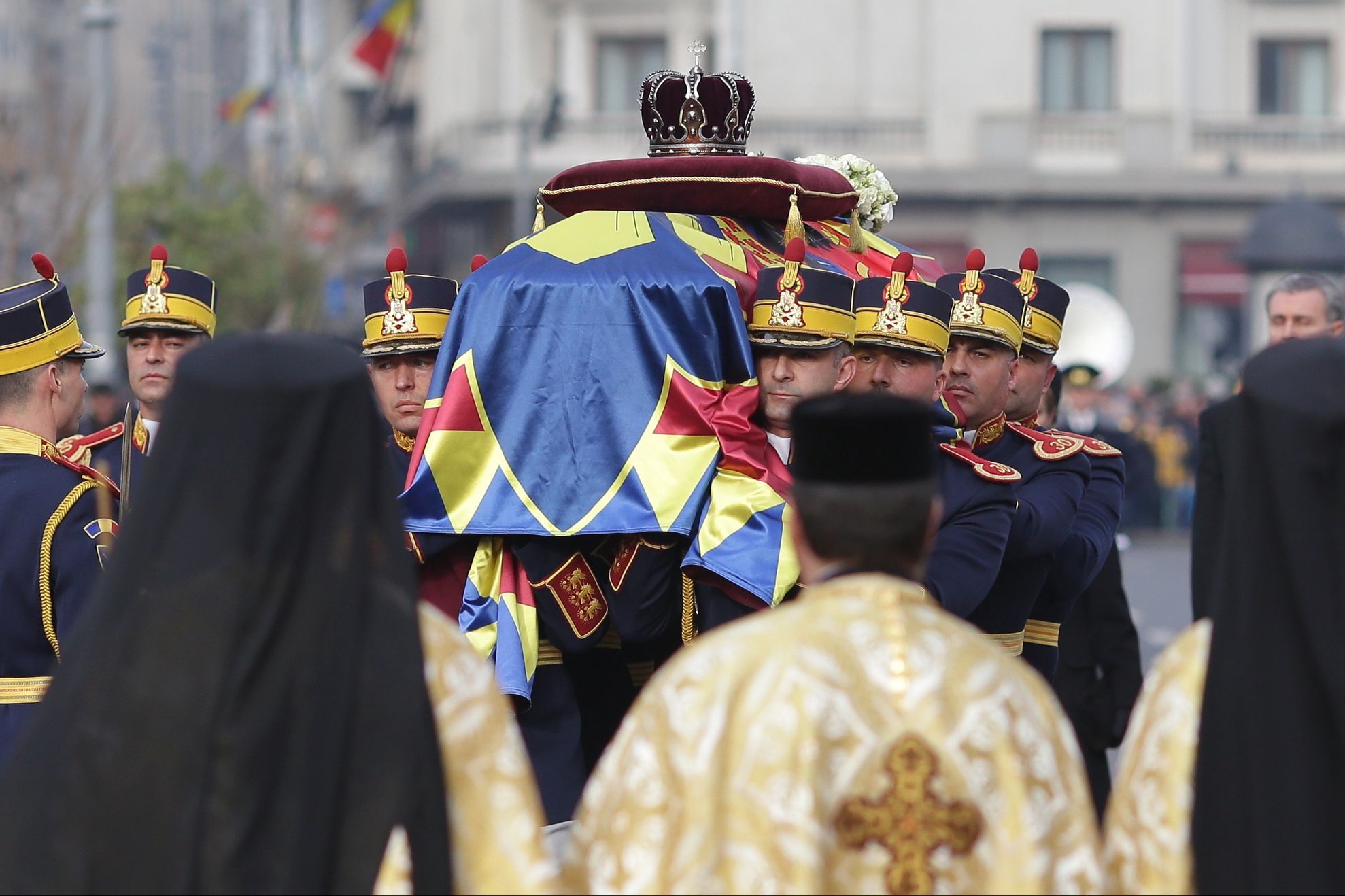 Moment emoţionant. Sicriul cu trupul regelui Mihai, scos în faţa Palatului Regal