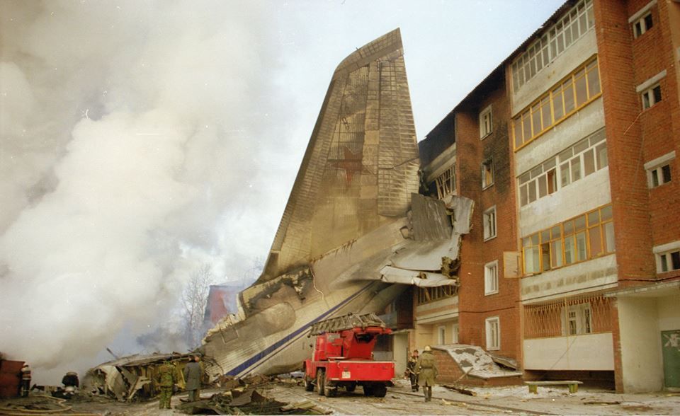 Un avion prăbușit peste un orfelinat, din cauze misterioase. Strania tragedie a bulversat lumea.