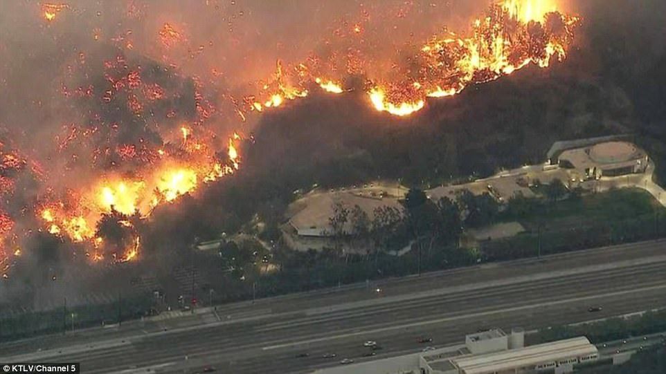 Cartierul vedetelor din California, afectat de incendiile masive de vegetaţie. Imagini apocaliptice