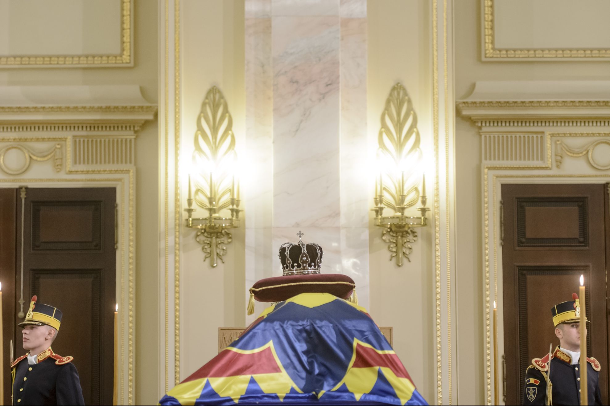 VIDEO. Primul rege ajuns la catafalcul Regelui Mihai. Lista completă a familiilor regale