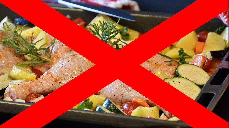 E considerată cea mai sănătoasă carne, dar poate fi otravă pentru organism. Ce tip de pui să eviți