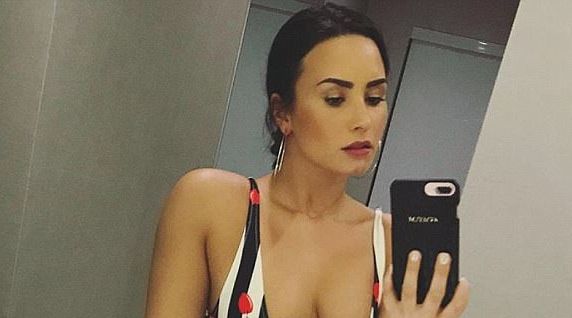 Prea "hot" în timpul iernii! Demi Lovato și-a înnebunit fanii cu decolteul ei 