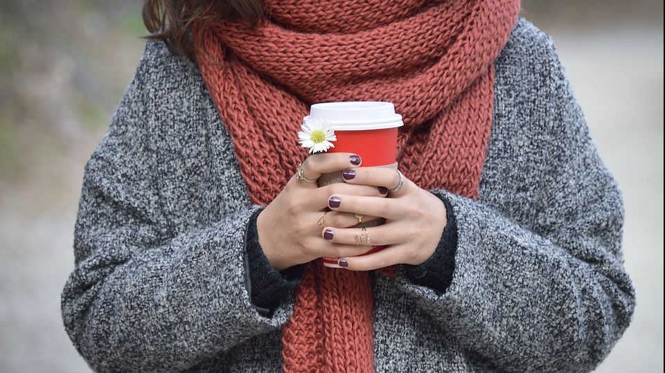 De ce să nu mai porți niciodată fularul peste nas și gură