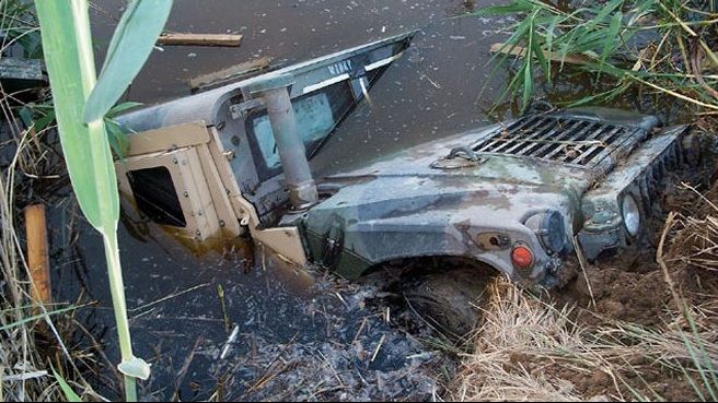 Au găsit un Hummer într-o mlaştină. S-au uitat înăuntru şi nu le-a venit să creadă ce era acolo