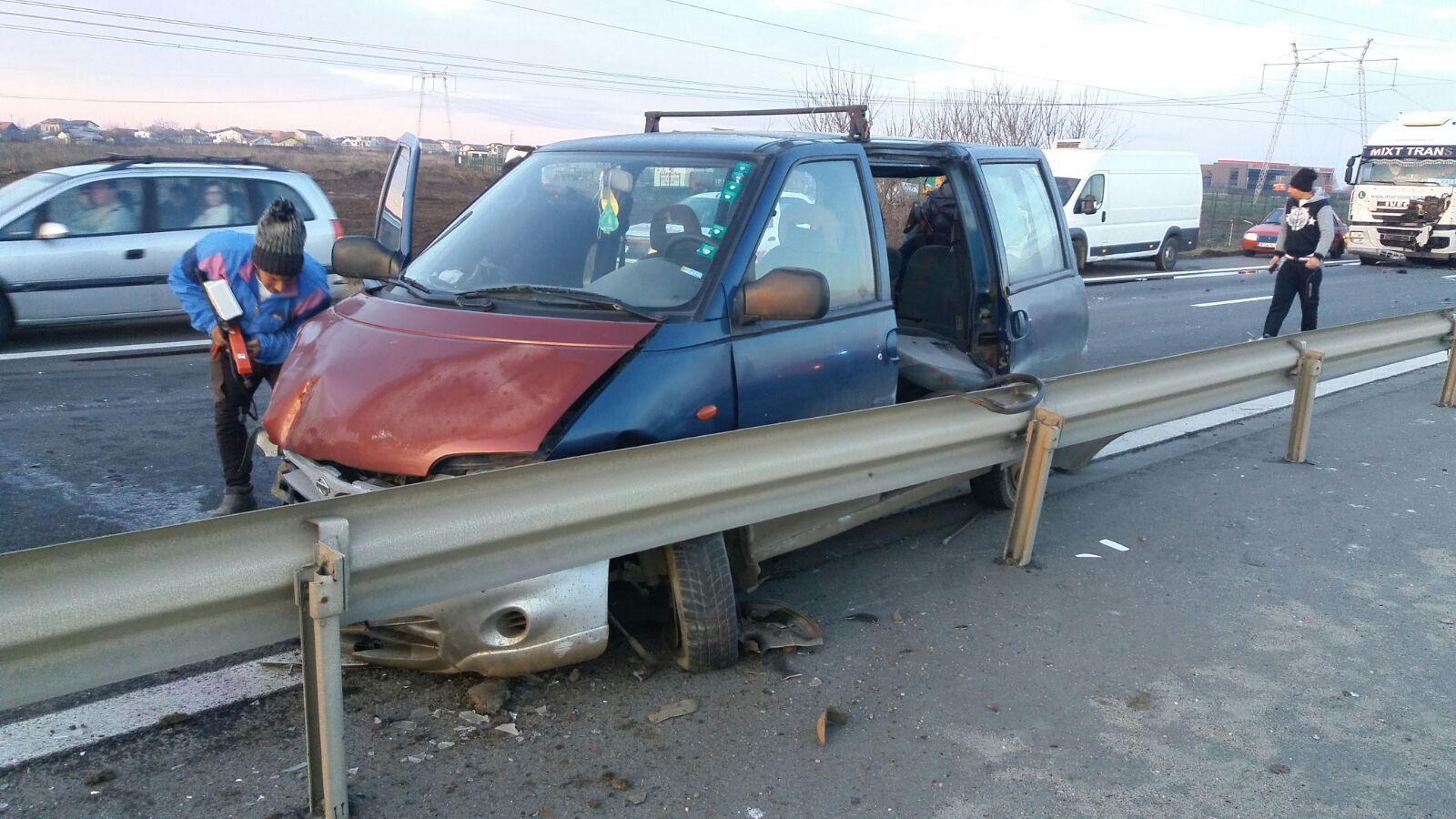 Accident grav pe A1. Un TIR şi două autoturisme s-au ciocnit