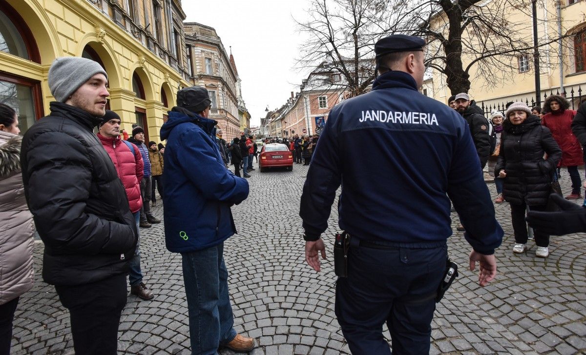 INCIDENT la protestul mut de la Sibiu. Gest INEXPLICABIL al unui şofer - FOTO & VIDEO