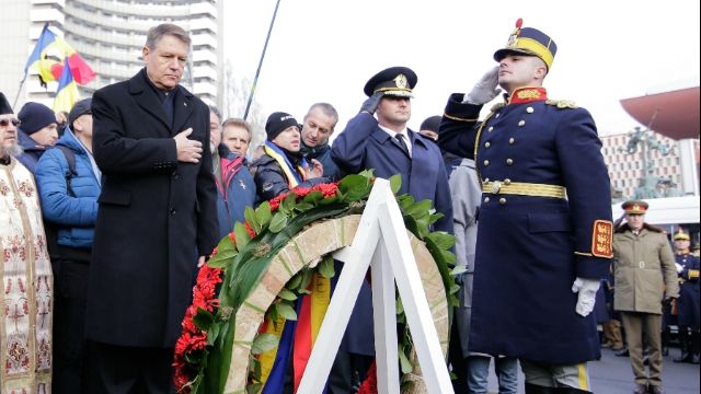 Președintele Iohannis, în Piața Universității. A depus flori pentru eroii Revoluției