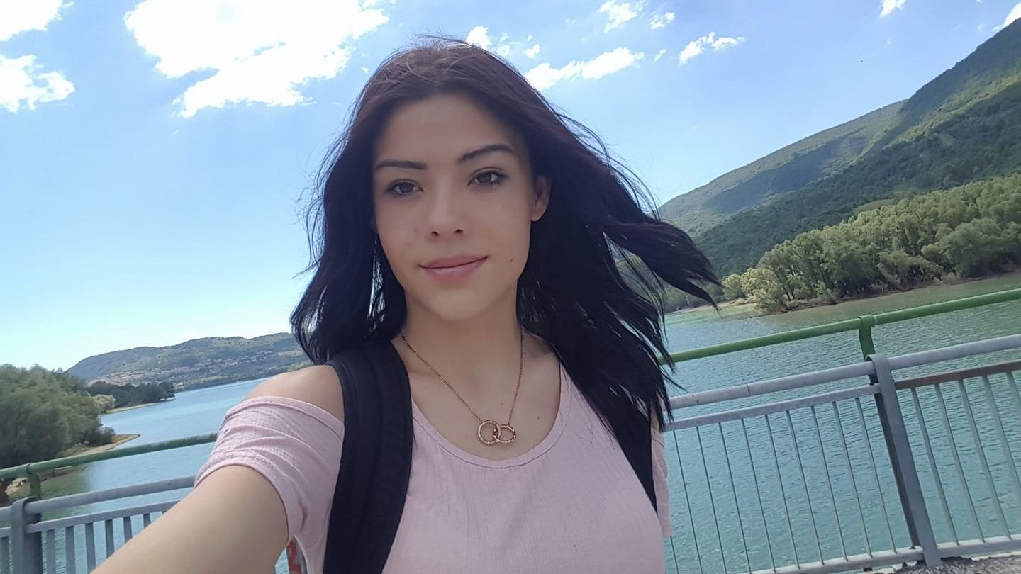 O româncă de 19 ani s-a spânzurat în Italia după ce și-a pierdut locul de muncă