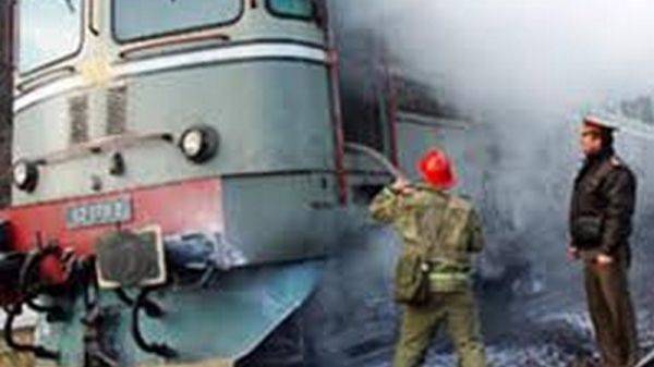 O locomotivă a luat foc. Șapte trenuri au întârzieri record