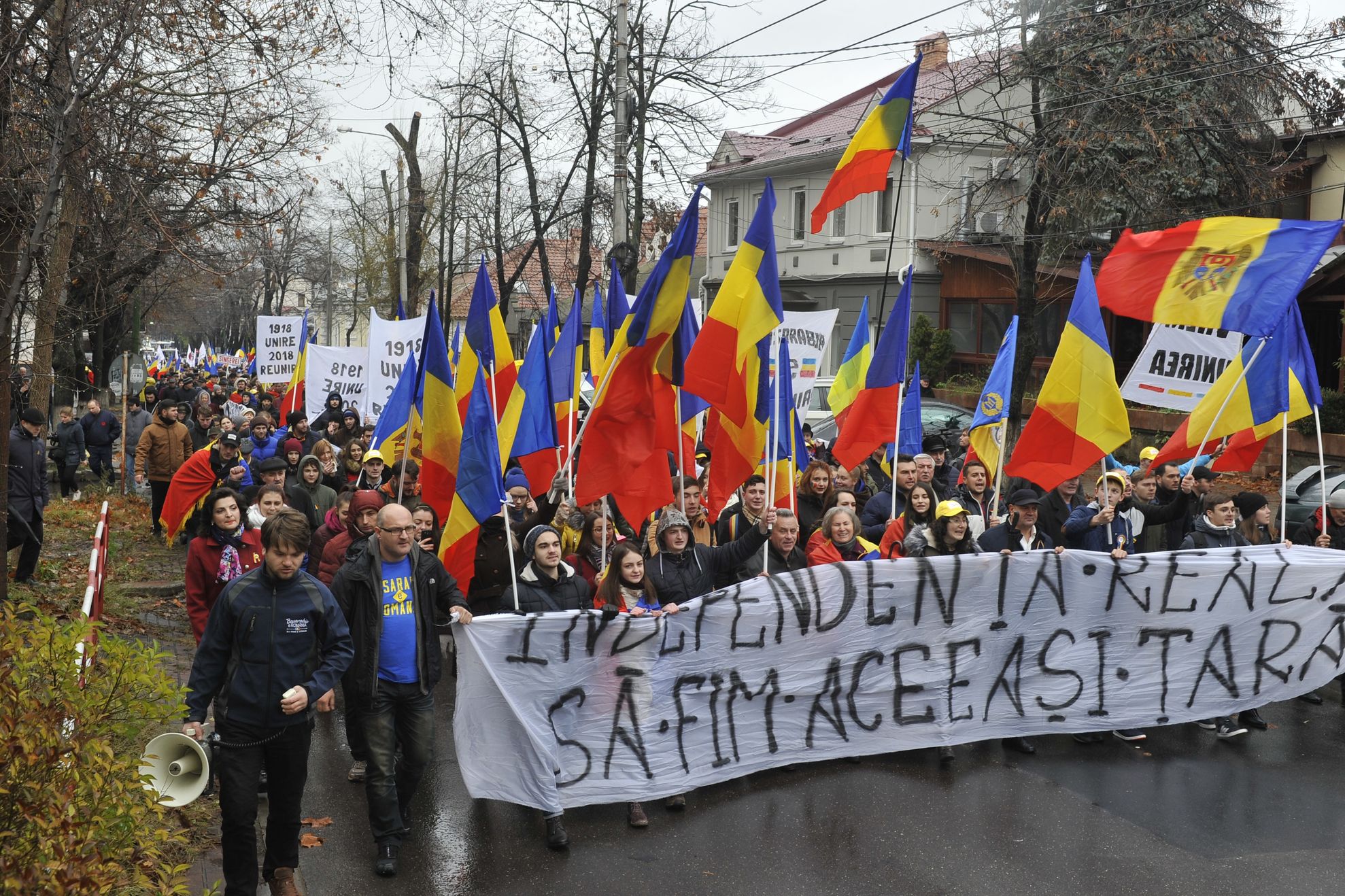 MII de oameni au participat la Marșul Unirii Basarabiei cu România în Chișinău