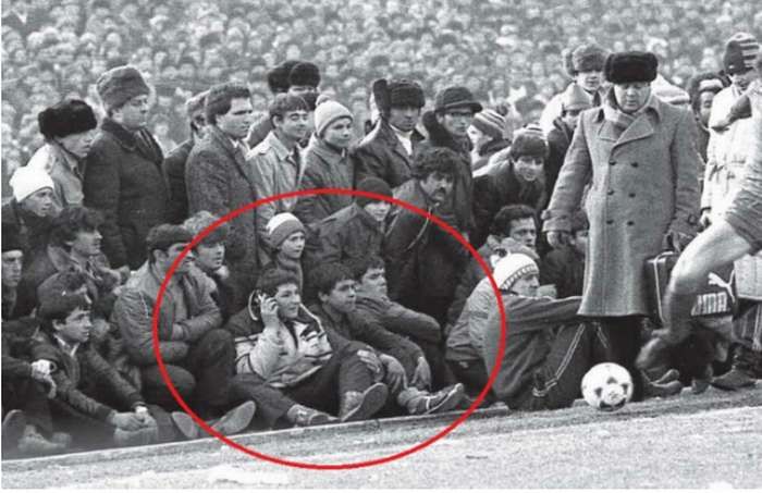 Misterul românului care vorbește la telefonul mobil în anii '80. Cine este, de fapt, acesta?