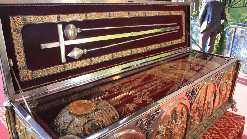 Pe cine au observat poliţiştii la COADĂ la moaşte, la Sfântul Nicolae - era CĂUTAT în toată ţara!