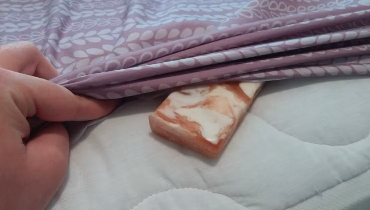 De ce e bine să pui un săpun sub lenjeria de pat