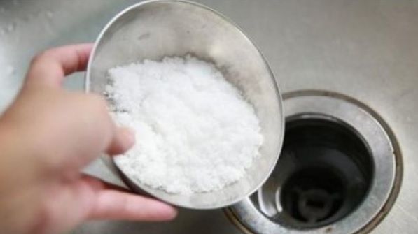 Ce se întamplă dacă pui SARE în scurgerea de la chiuvetă