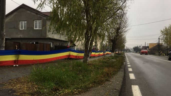 Steag tricolor uriaș, de 400 de metri, pe DN1