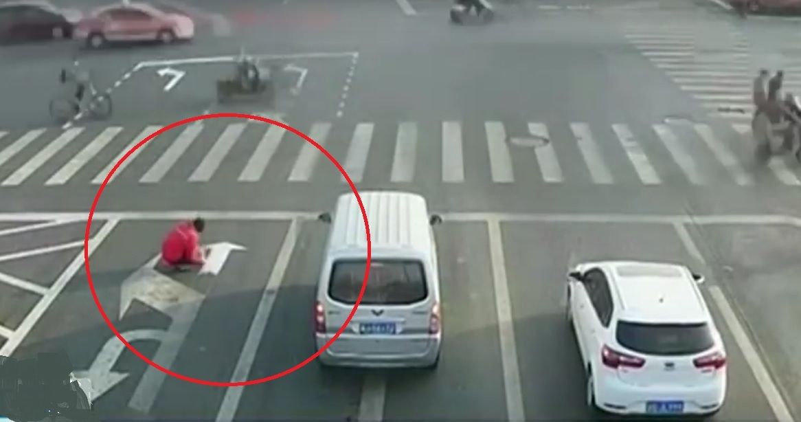 Un șofer a fost prins în timp ce își vopsea propriile semne de circulație în trafic