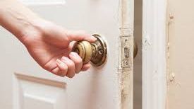 Chiriaș scos cu ranga din casă pentru că avea musafiri „Aveți jumătate de oră să plecați”