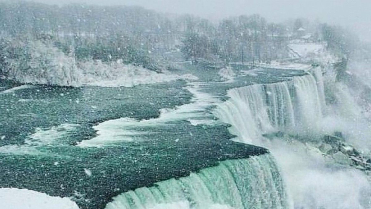 Cascada Niagara a înghețat din cauza vremii teribile din America de Nord FOTO