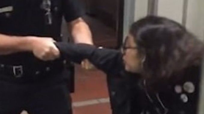 Polițist filmat în timp ce trăgea o tânără afară din metrou. Motivul este incredibil