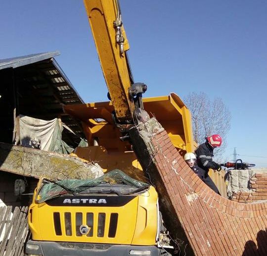 Grav accident în Argeş. Un pod s-a rupt sub greutatea unei basculante (FOTO)