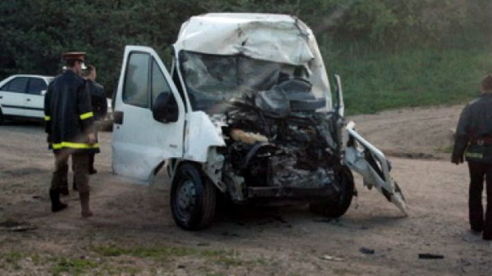 Un microbuz în care se aflau 11 persoane s-a răsturnat pe Valea Oltului