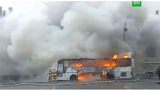 TRAGEDIE pe șosea. Cel puțin 52 de oameni au murit într-un autocar cuprins de flăcări