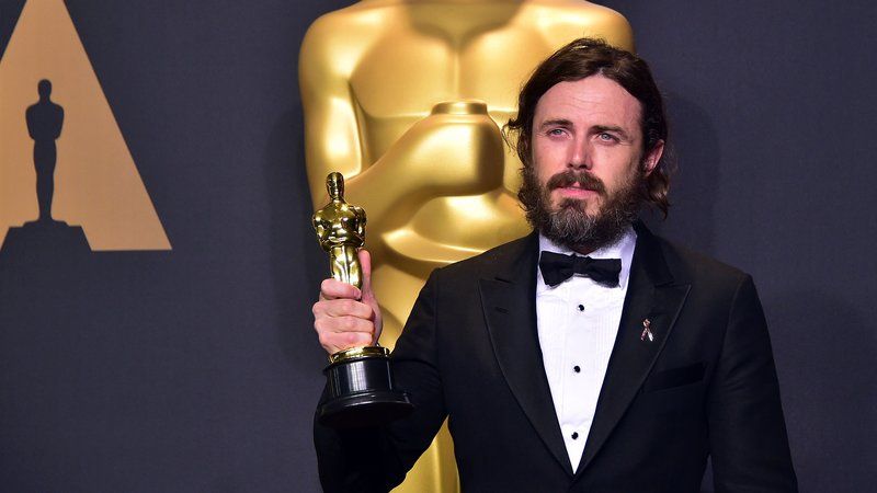 Casey Affleck şi-a anunţat retragerea de la gala Oscar, după ce a fost acuzat de hărțuire sexuală