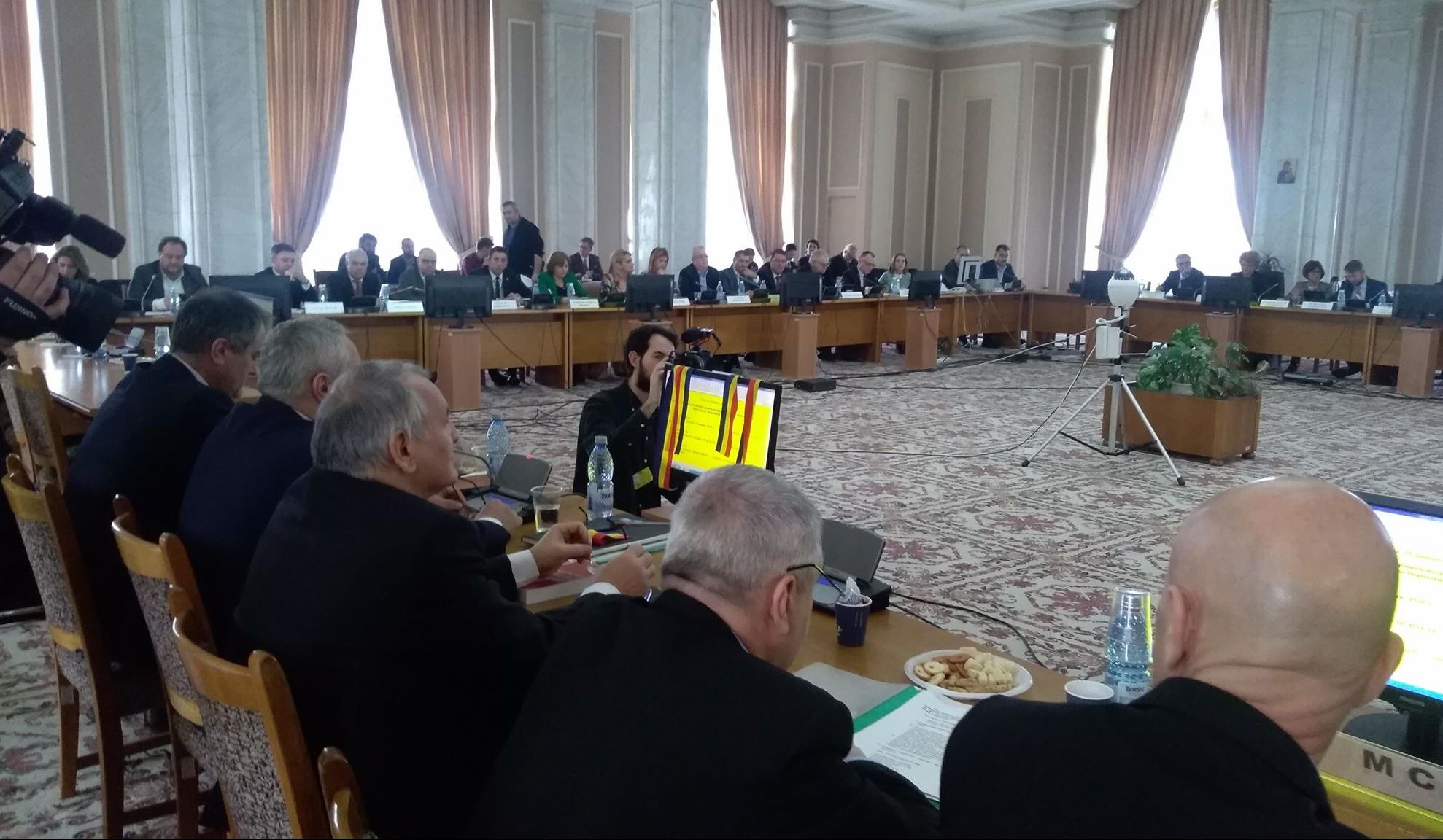 FOTO. Circ la audirea ministrului propus pentru Educație. PNL a tăiat ”pamblica” în fața lui
