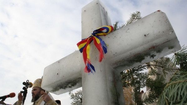 Boboteaza, sabotată. Cruci de gheaţă care se aruncă în Dunăre, fabricate în laborator