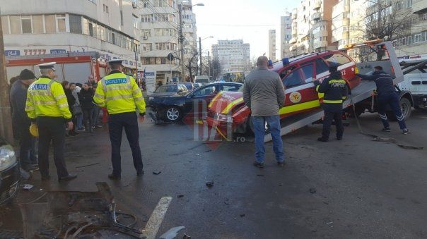 Accident în lanţ în Iaşi. O maşină SMURD, implicată. Imagini dramatice