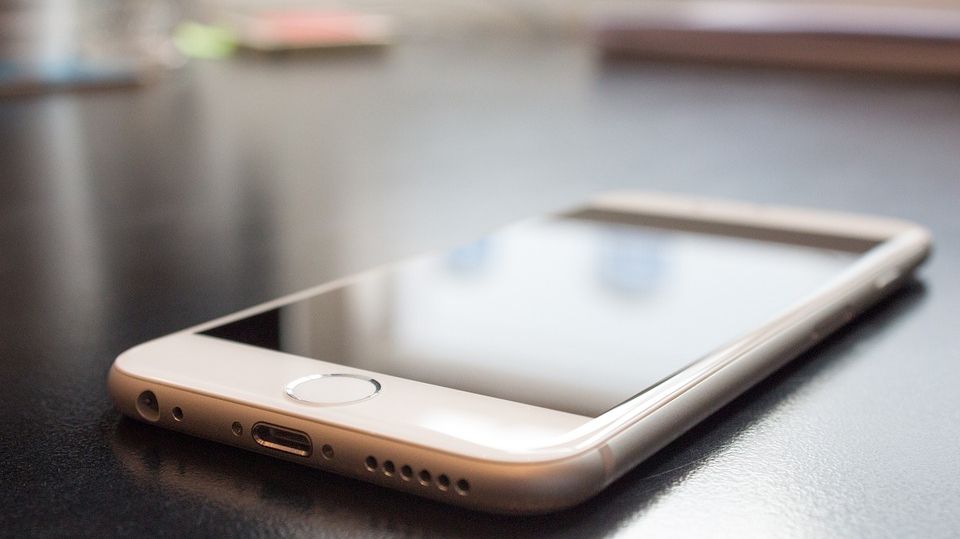 Apple va lansa un iPhone cu ecran dublu