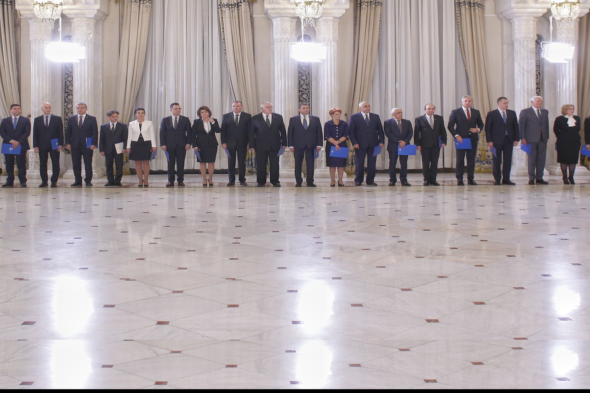 Guvernul Dăncilă a depus jurământul la Cotroceni. Iohannis: Să înceteze ţopăiala guvernamentală